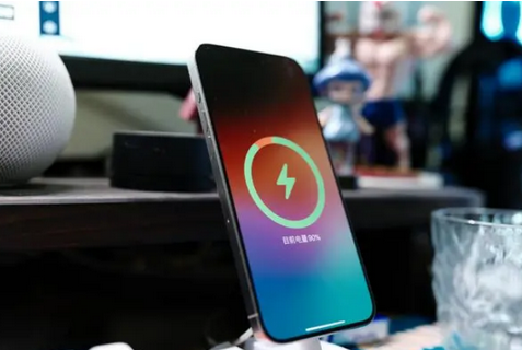 华州苹果15换屏服务分享用什么充电器给iPhone15充电更好 